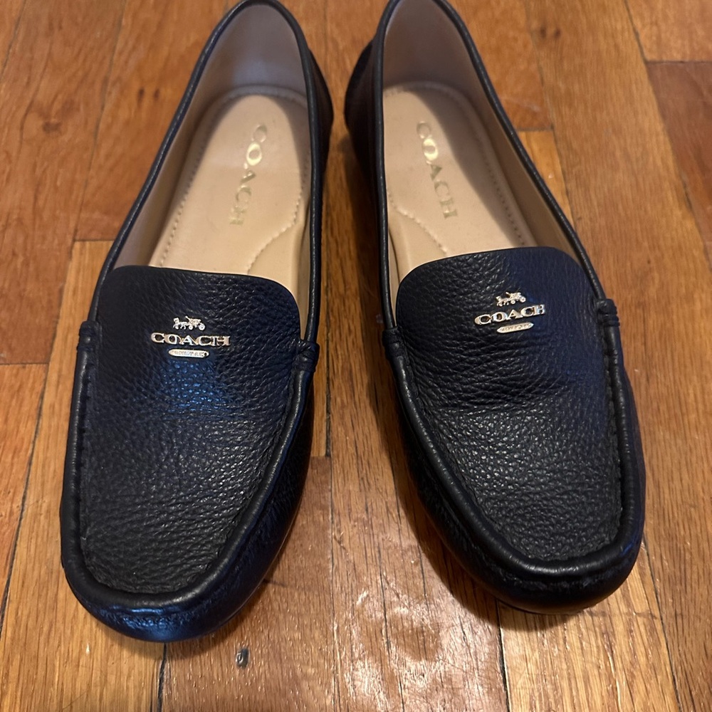 Clarks Black Leather Flats Sleek Design